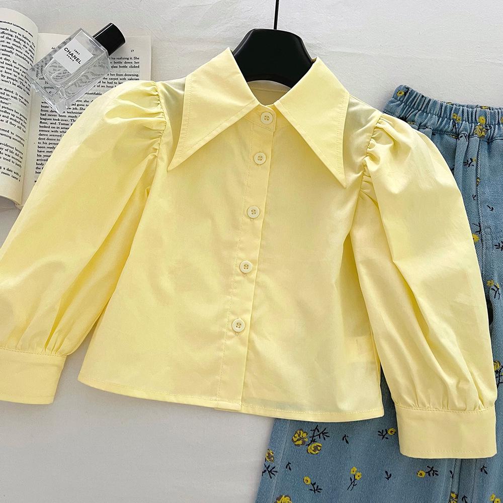 Herbst 2025 Mädchenmode Strickset: Floraler Pullover, Hemd und Jeans