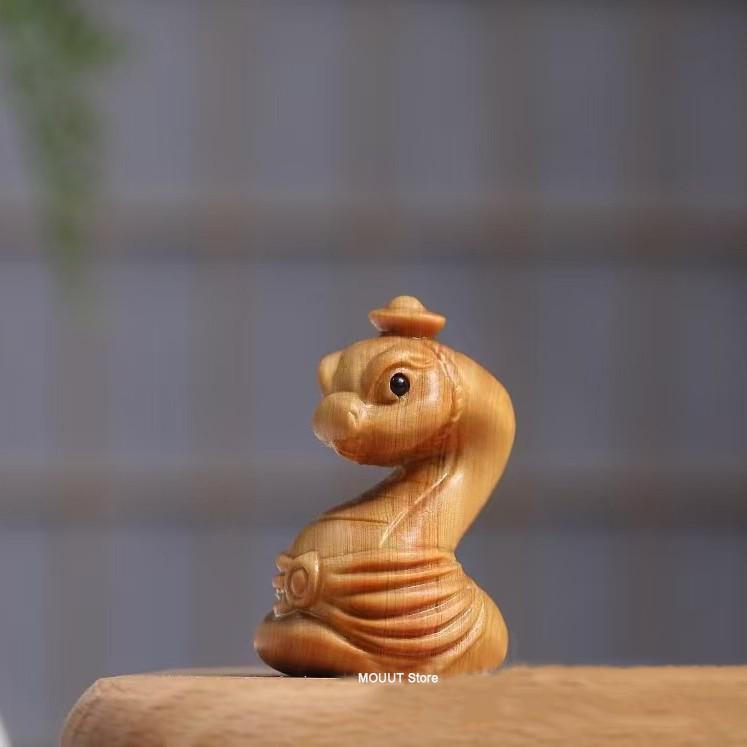 

Змія 2025 Новий рік Скельний Кипарис Дерево Зодіак Змія Настільна Прикраса Міні Мультяшна Мила Красива Змія Декор для Дому Подарунок на День Народження,Новий