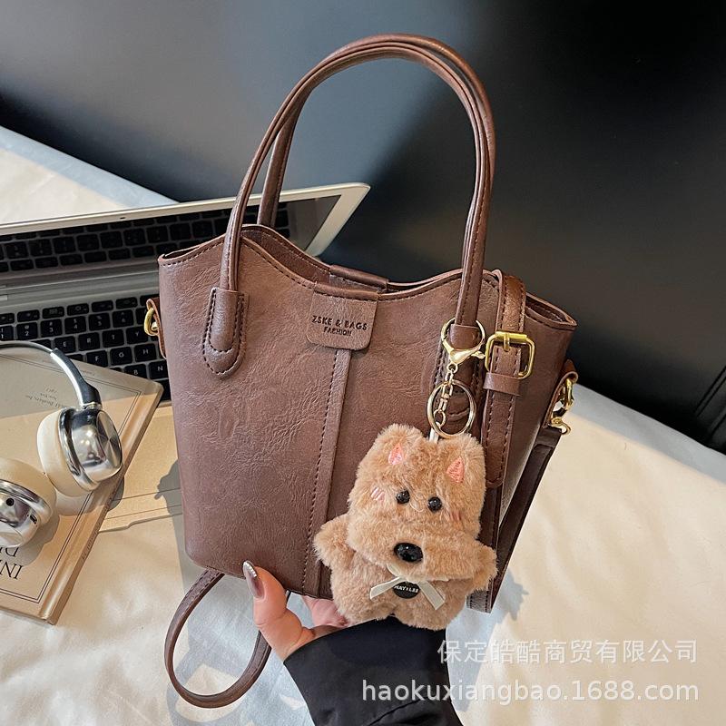 Hand bag women's 2025 new trendy high-end sense exquisite super fire commuter shoulder bag crossbody portable bucket bag