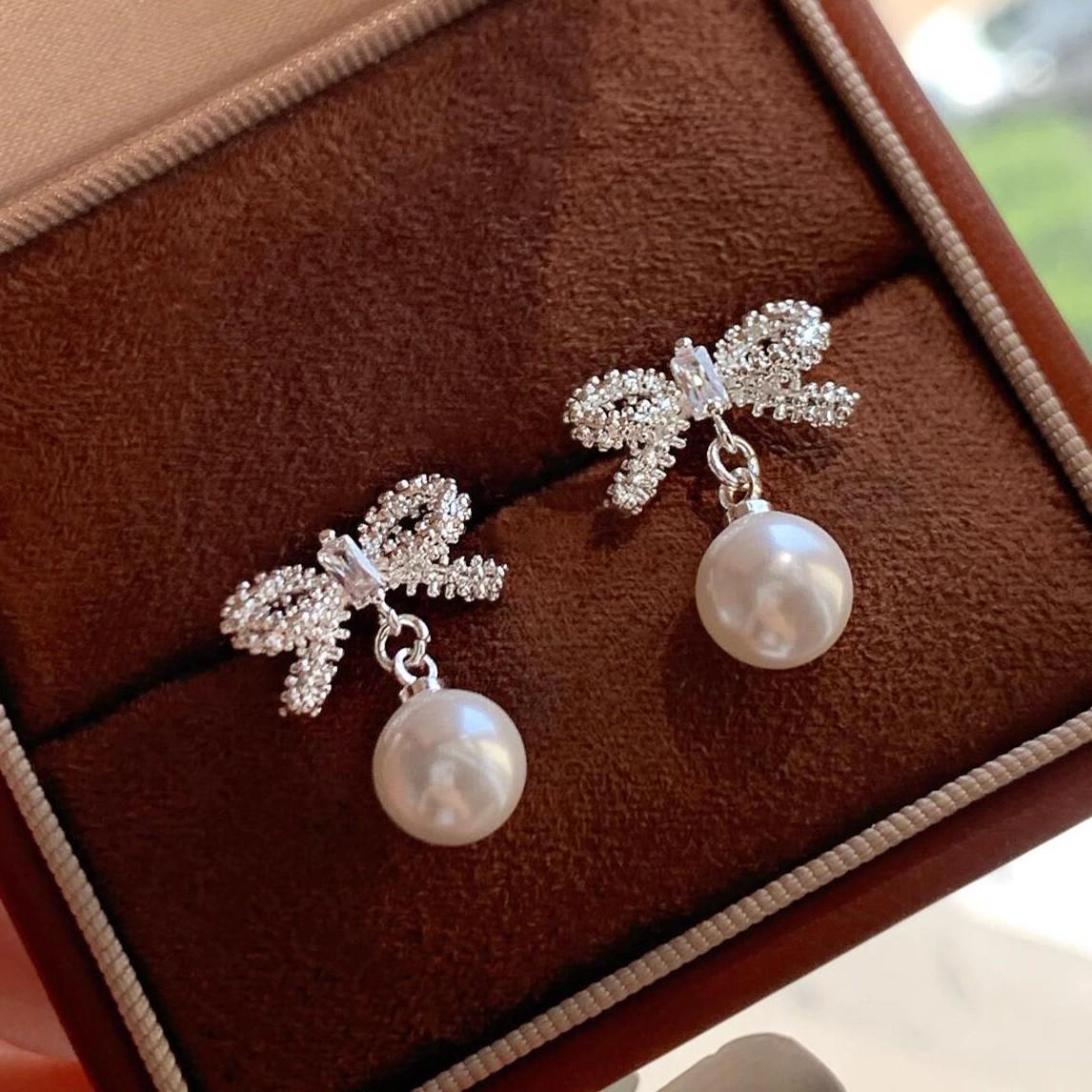 

Light Luxury Gentle Bow Knot Stud Earrings for Women Girls Elegant Imitation Pearl Pendant Earrings Wedding Jewelry Accessories