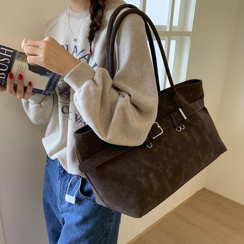 Retro bag women's large capacity 2025 new autumn and winter versatile simple shoulder bag popular commuter tote bag this year