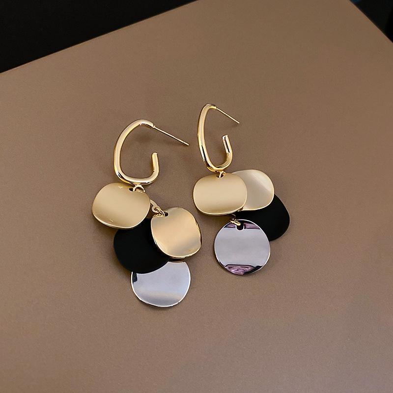 Kolczyki kwiaty wielowarstwowe czarne na srebrnych sztyftach - Eleganckie, wysokiej klasy kolczyki sztyfty o wszechstronnym designie.