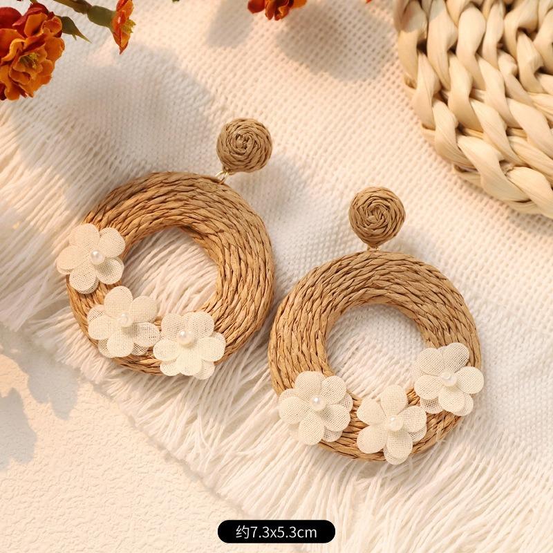 Ručně vyráběné náušnice s květinami z travního ratanu, retro, dovolenkové, bohémské, ostrovní, plážové, dámské náušnice