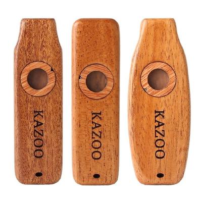 Retro mahagonová dřevěná kazoo flétna hudební nástroj kytarový doprovod kazoo flétna