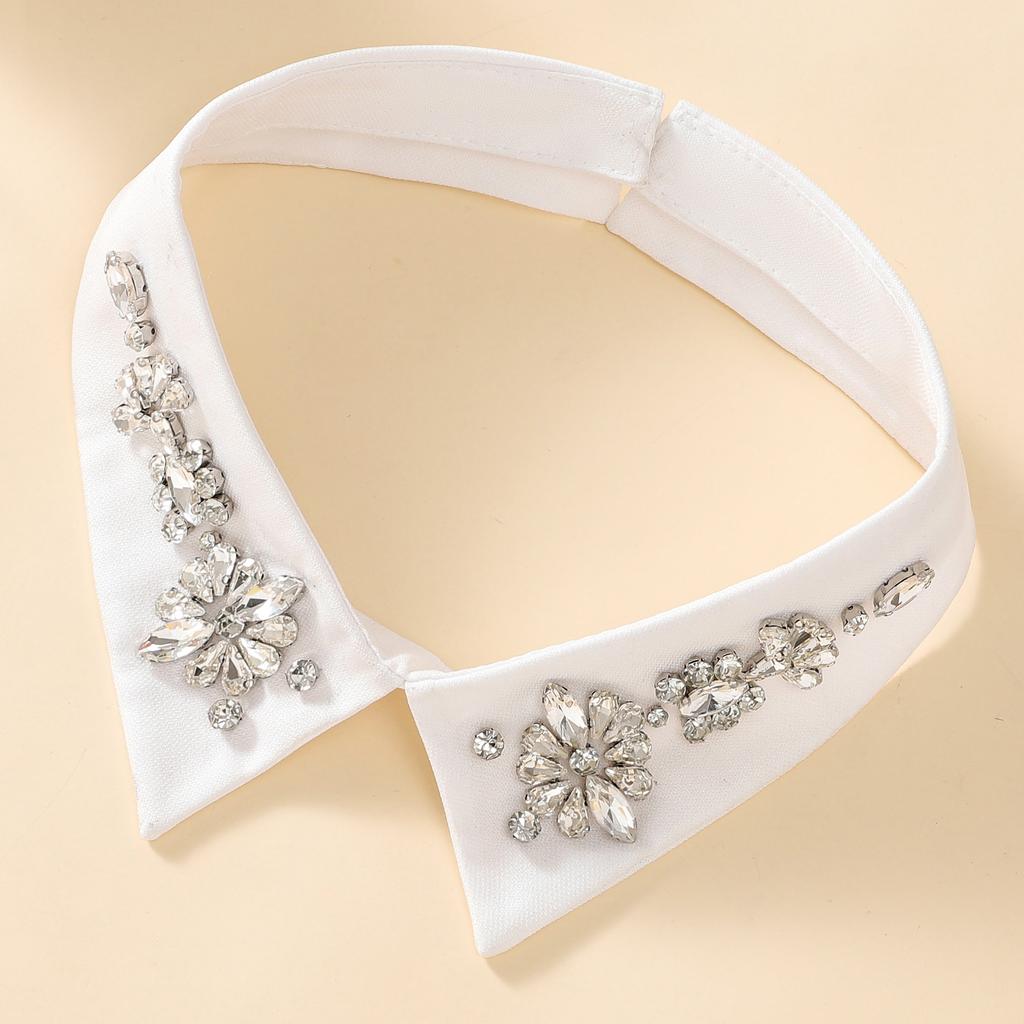 1 piece of luxurious fake collar with beaded and rhinestone embellishments. It is a detachable, shiny fake collar designed with