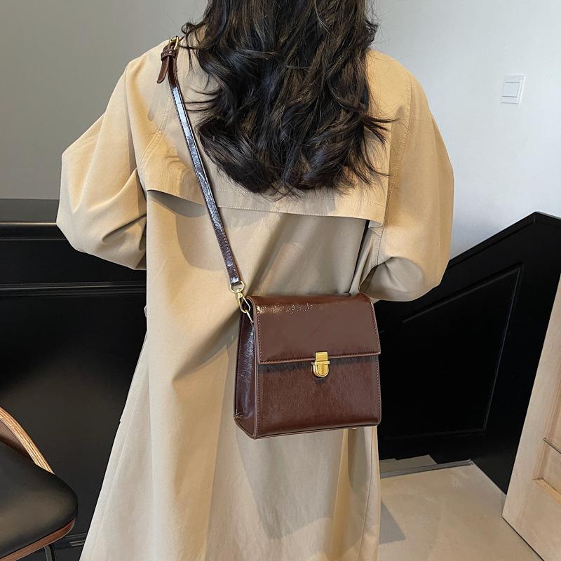 

Premium women s bag retro fashion shoulder bag simple versatile messenger bag texture bag women s new model 19*10*20 темно-коричневого кольору