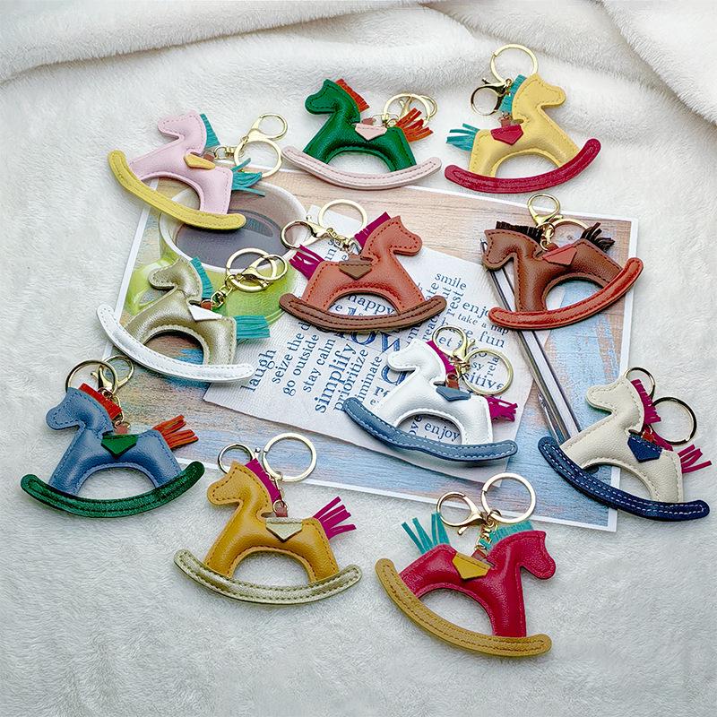 2025 Jahr des Pferdes Leder Schlüsselanhänger - Kreativer Kleines Pferd Anhänger mit Baumwollgefülltem Wackel Charm