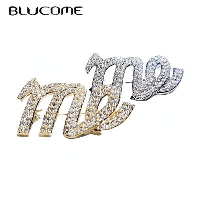 2021 Luxusmode Kupferbrosche Buchstabe Me Form Corsage Anzug Schal Hijab Pins für Frauen Männer