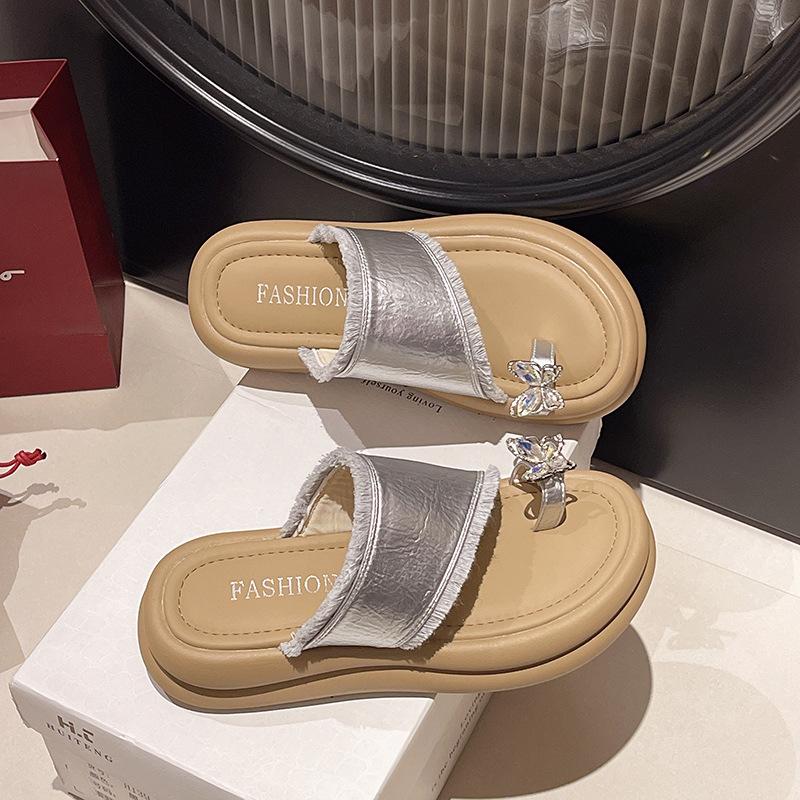 

Мягкая подошва набор страз на пальцах пляжные шлепанцы 2025 лето новый толстая подошва сказочный ветер отпуск с юбкой крутые шлепанцы 40 серебряный