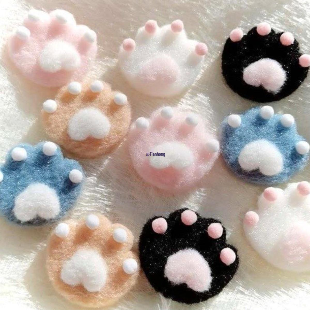 

Очаровательная плюшевая брошь в виде облака с подвеской в виде кошачьей лапки из шерстяной пряжи – Идеально подходит для свитеров, сумок или кукол White