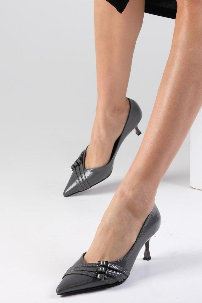 Damenmode, klassische High Heels, Shirley, burgunderfarbenes Lackleder, spitze Zehenschuhe mit Absatz und Schnallenzubehör