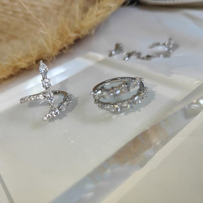 Chic Opendesign Ring With Shimmering Stones Perfect For Gifts Celebrations And