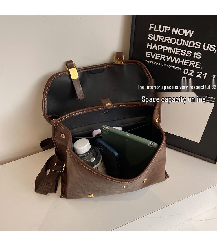 2024 Women's Retro Large-Capacity Backpack: Stylish Autumn & Winter Schoolbag, Perfect for Students & Travel.