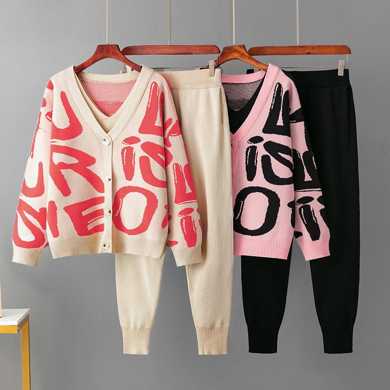 

Jacquard Knitwear Three-Piece Set: Cardigan and Loose-Fit Pants One Size