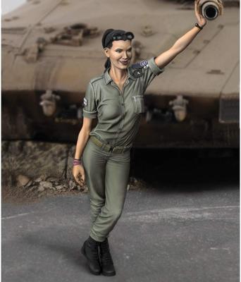 Royal Model Modern Israeli IDF Female Soldier Posing with a Tank In the Background Resin Kit RM848 1/35