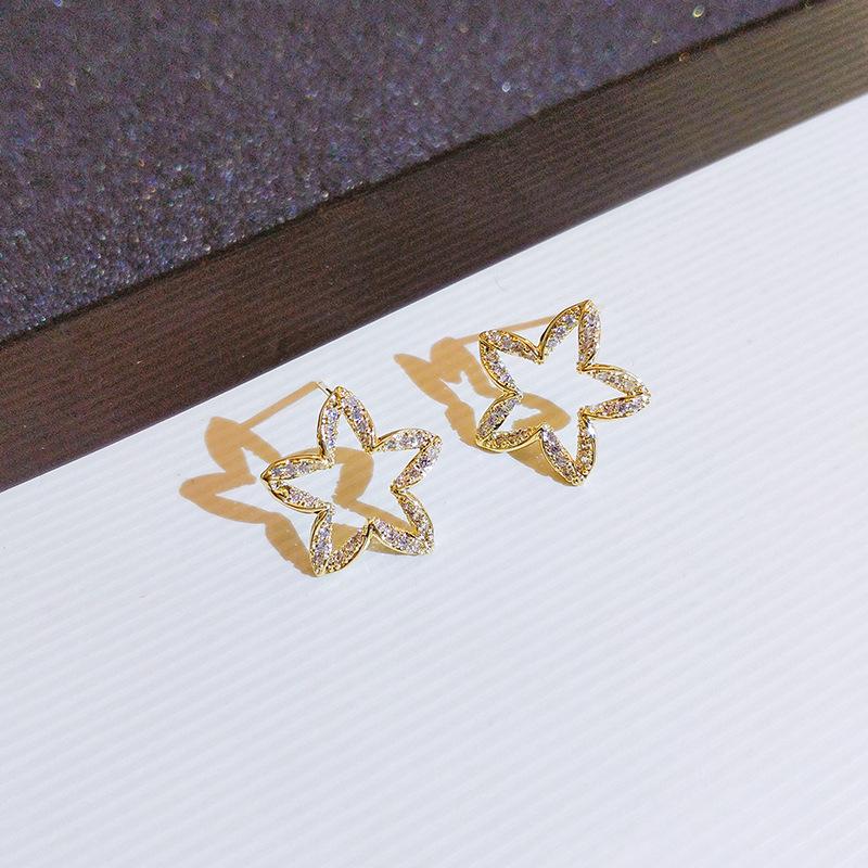Kleine frische fünfzackige Sternohrringe Trendige mikrobesetzte Modeohrringe Weibliche kalte Wind Wildohrringe Damenmodeschmuck Geburtstagsgeschenk