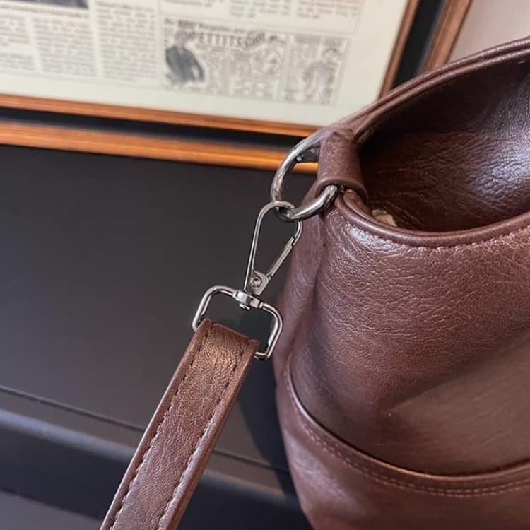 Large capacity retro style portable shoulder messenger bag
