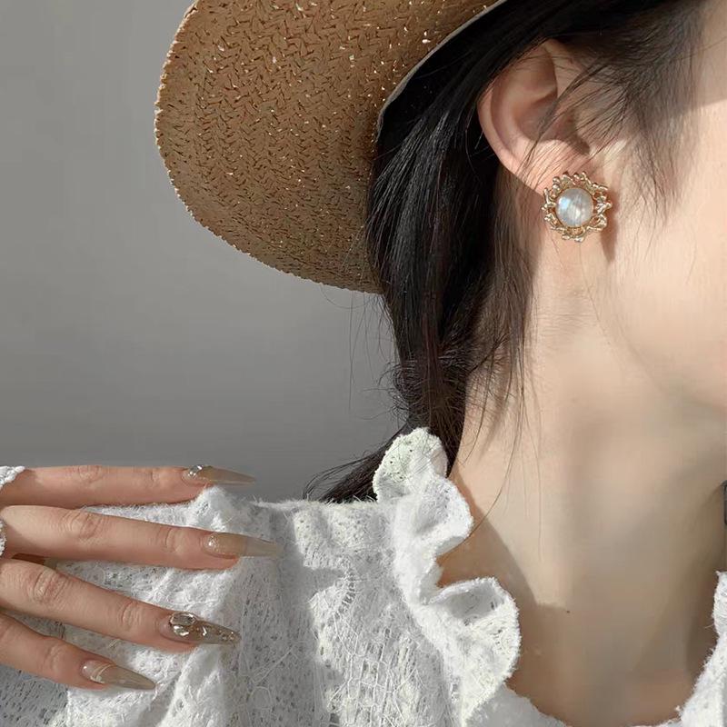 

Vintage-Inspired French Pearl Stud Earrings with S925 Silver Needle