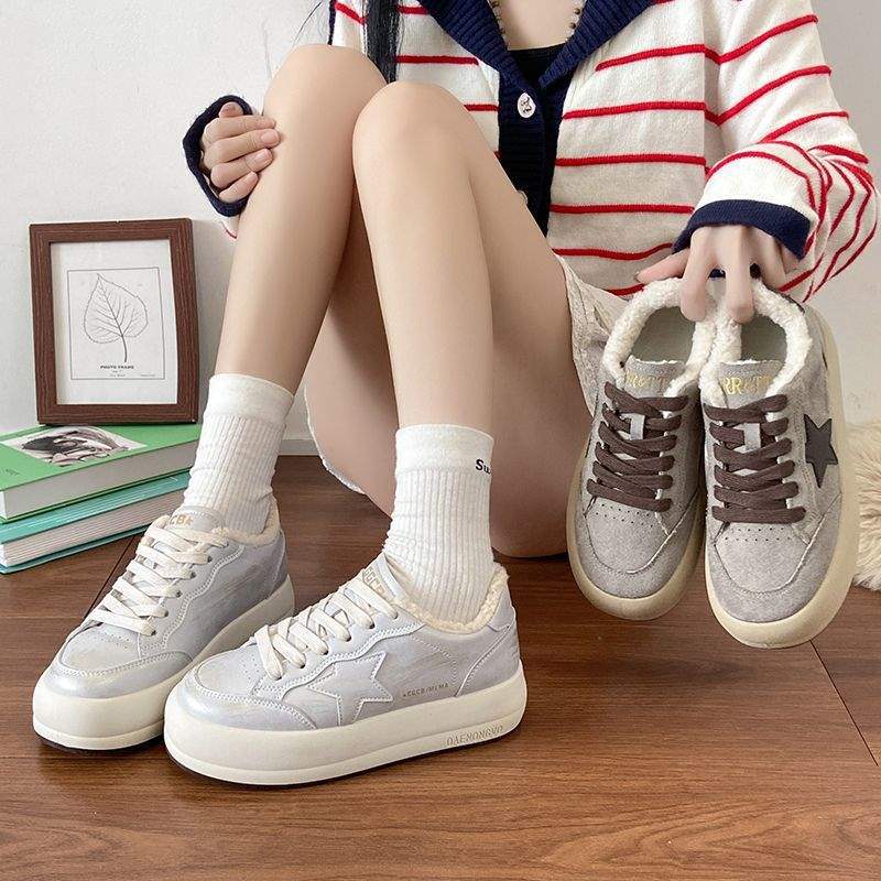 2025 Winter neue koreanische Version perlmuttartig poliertes Leder Schnürschuhe runde Zehenpartie Plateau lässige Board Schuhe Plüschschuhe Damen