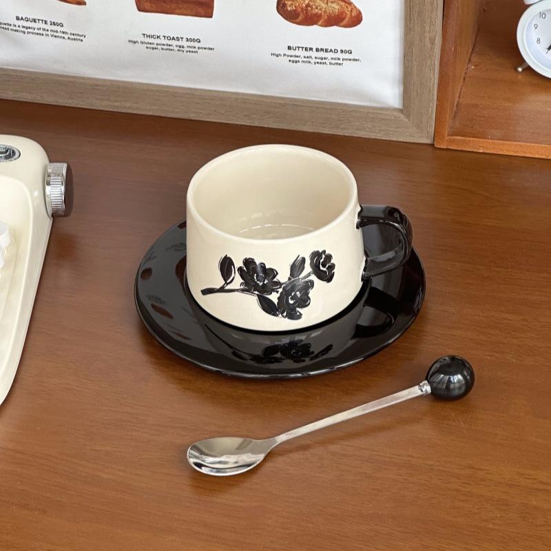 

Средний стиль Расписанная вручную кофейная чашка с блюдцем Лилия Керамическая чашка для латте Чашка для послеобеденного чая Нишевый подарок Сувенир 301-400ML