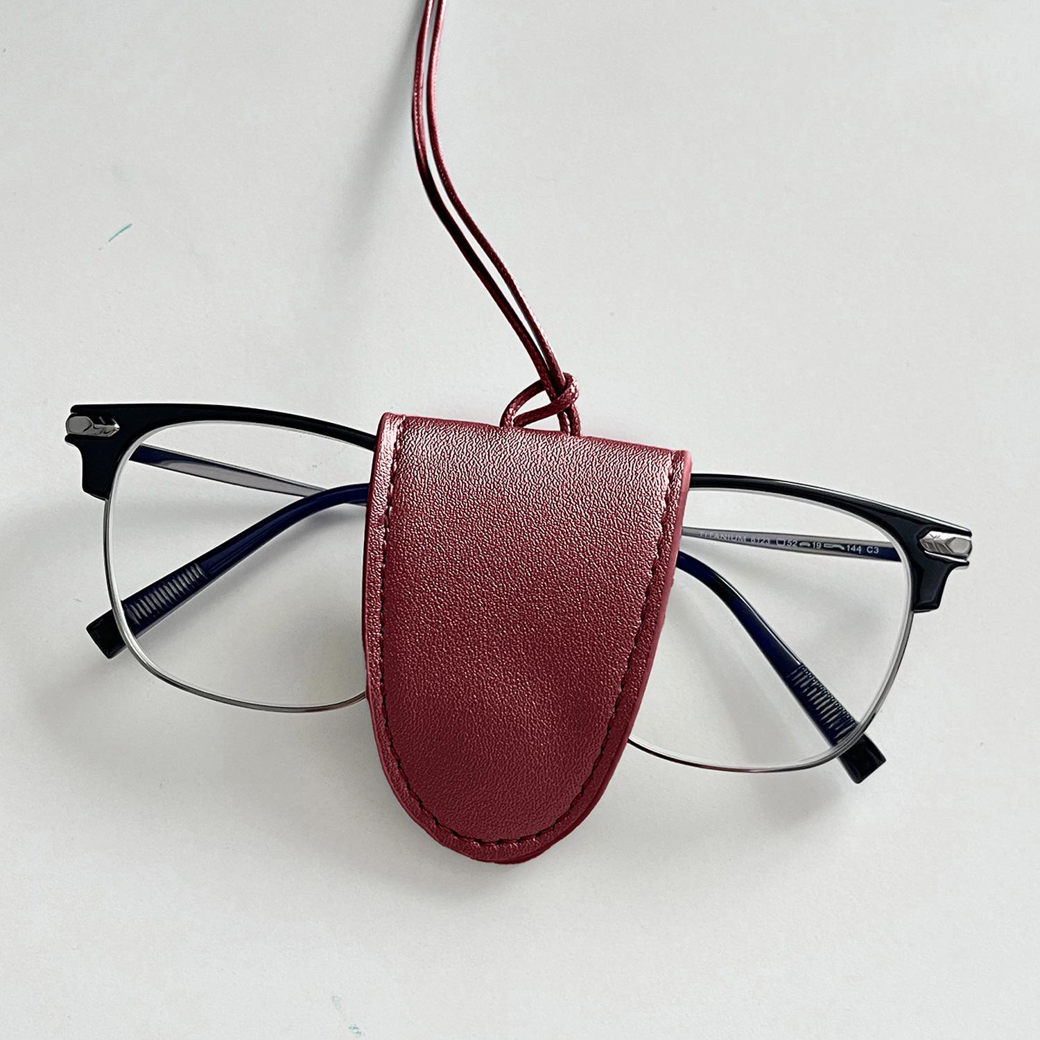 

Магнитный зажим для очков и сумка для хранения: Незаменимый дорожный аксессуар для предотвращения потери, подвешивания и надежной фиксации солнцезащитных очков.