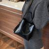 Bucket bag women's 2025 autumn and winter new commuter red wedding bag shoulder messenger bag retro fashion