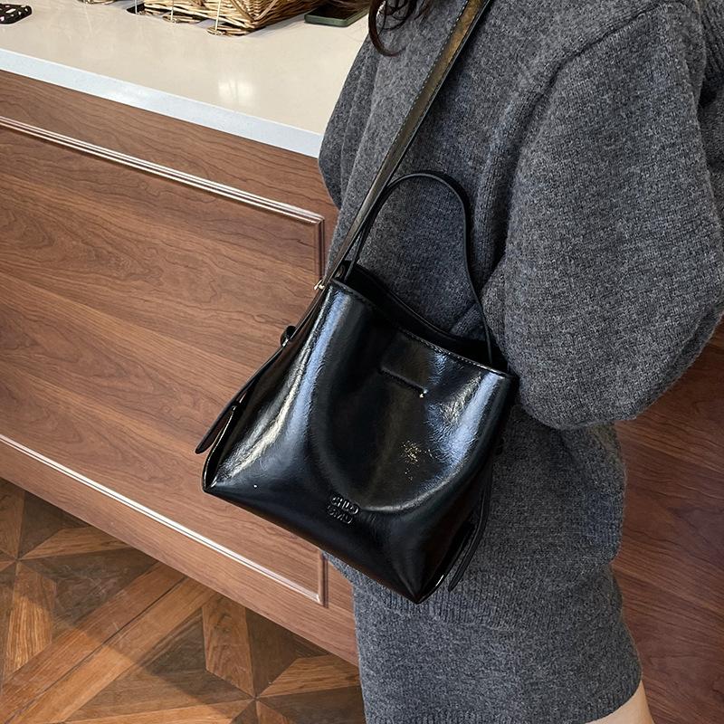 Bucket bag women's 2025 autumn and winter new commuter red wedding bag shoulder messenger bag retro fashion