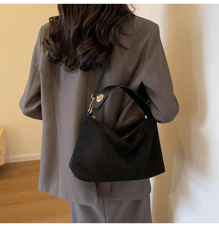 Women Suede Shoulder Bag Crossbody Bag Adjustable Strap Hobo Purse With Inner Pocket Satchel Purse Clutch Purse Zipper Handbag