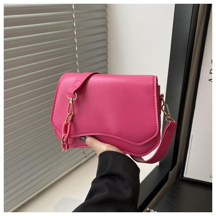 

Французский досуг 2025 простой новый дизайн текстуры ретро темперамент популярная цепочка одно плечо кроссбоди маленькая квадратная сумка женщины роза розовый