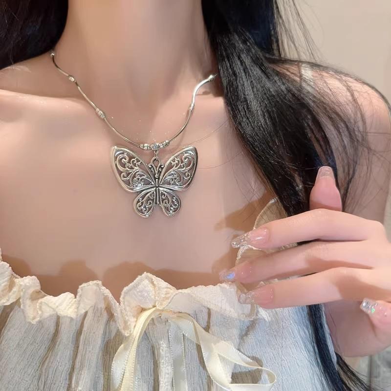 Vintage Carved Necklace Women Bohemian Style New Ethnic Flower Butterfly Necklace Silver Color Alloy Wedding Party Jewelry Gifts