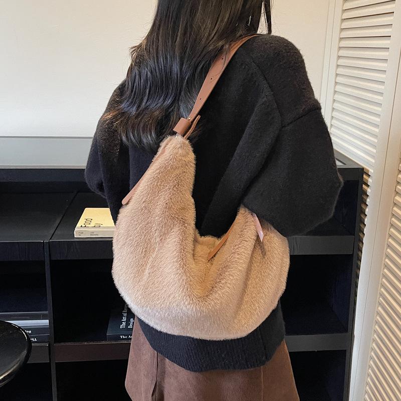 Unique niche plush bag women's 2025 new commuter large-capacity shoulder underarm bag plush bag croissant bag