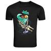 T-shirt Grafica Estiva con Scheletro e Cocktail Tropicale per Surfisti