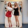 Donne Bionde e Rosse con Abiti alla Moda che Posano Insieme in un Centro Commerciale D Piatto HD Decorazione Murale in Metallo per Letto