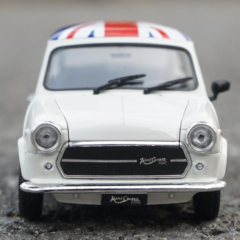 WELLY 1:24 BMW MINI COOPER 1300 Alloy Car Diecasts & Toy Vehicles Car Model Miniature Scale Model Car Toy For Children