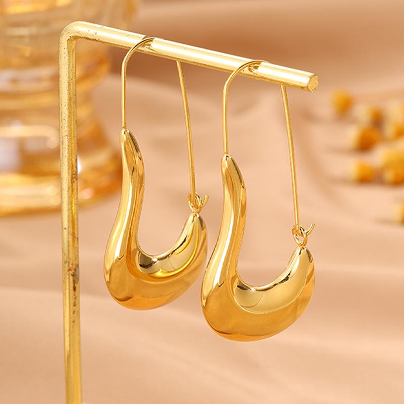 Fashionable and Versatile Titanium Steel Crescent Earrings for Women, Gender-specific Pin Earrings, 18K Gold Color-retaining Earrings