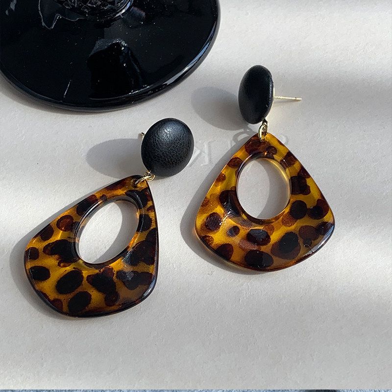 European and American Style Exaggerated Retro Leopard Print Earrings, Unique and Niche Earrings, Autumn and Winter Elegant Versatile High-End Earrings Brown