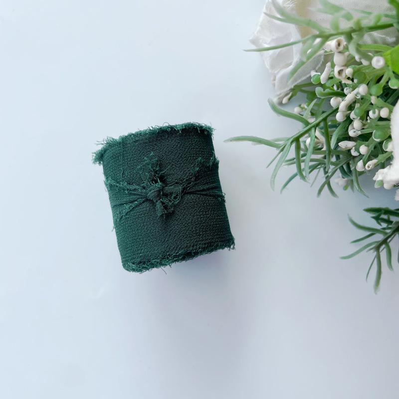 Handgerissenes Chiffonband: Dekorative Girlanden, Haarbänder mit Blumenbindungen und Kuchendekor.