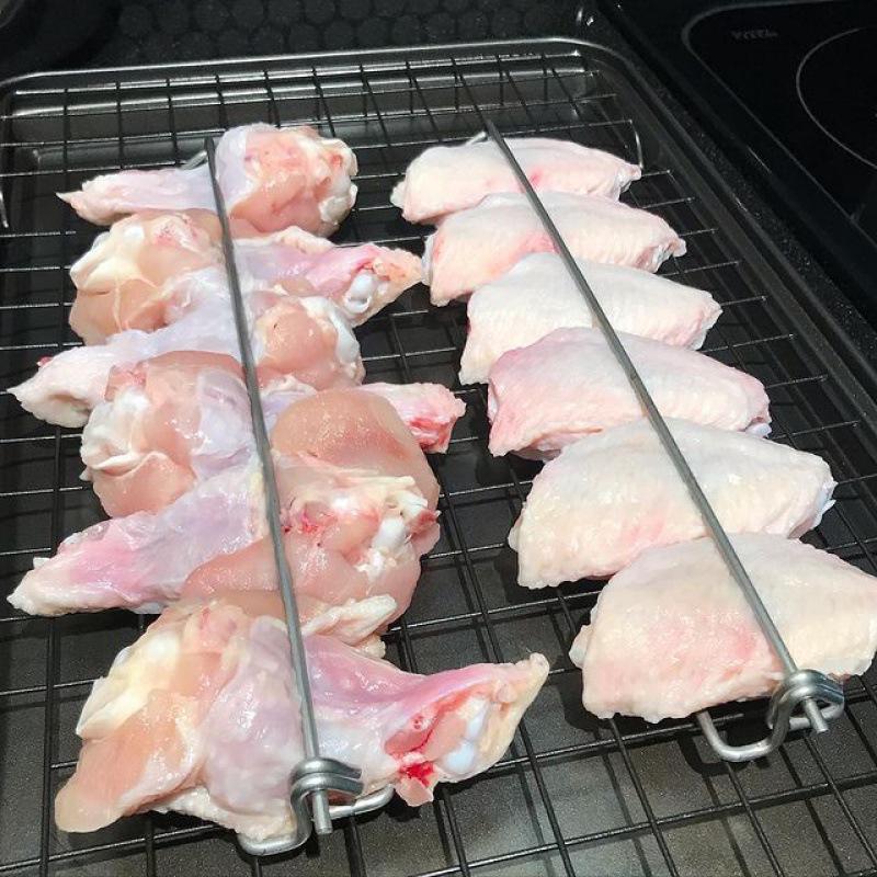 Portable Food Grade Stainless Steel Chicken Wing Guide Skewers Reusable Chicken Wing Rack BBQ Fork for Even Cooking Picnic