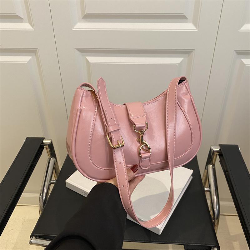 

French niche design bag women s 2025 summer new trendy fashion foreign style underarm bag texture foreign style handbag розовый