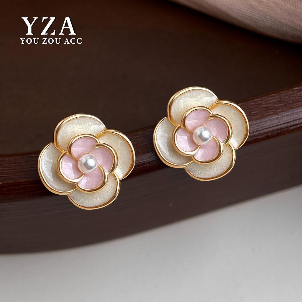 Eleganckie francuskie kolczyki wiszące z kamelią i perłą – Szykowne, luksusowe wzornictwo dla kobiet