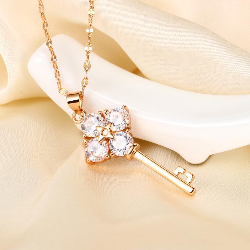 Hot-selling Seiko flash diamond four-leaf clover key necklace raw temperament advanced elegance personalized collarbone chain