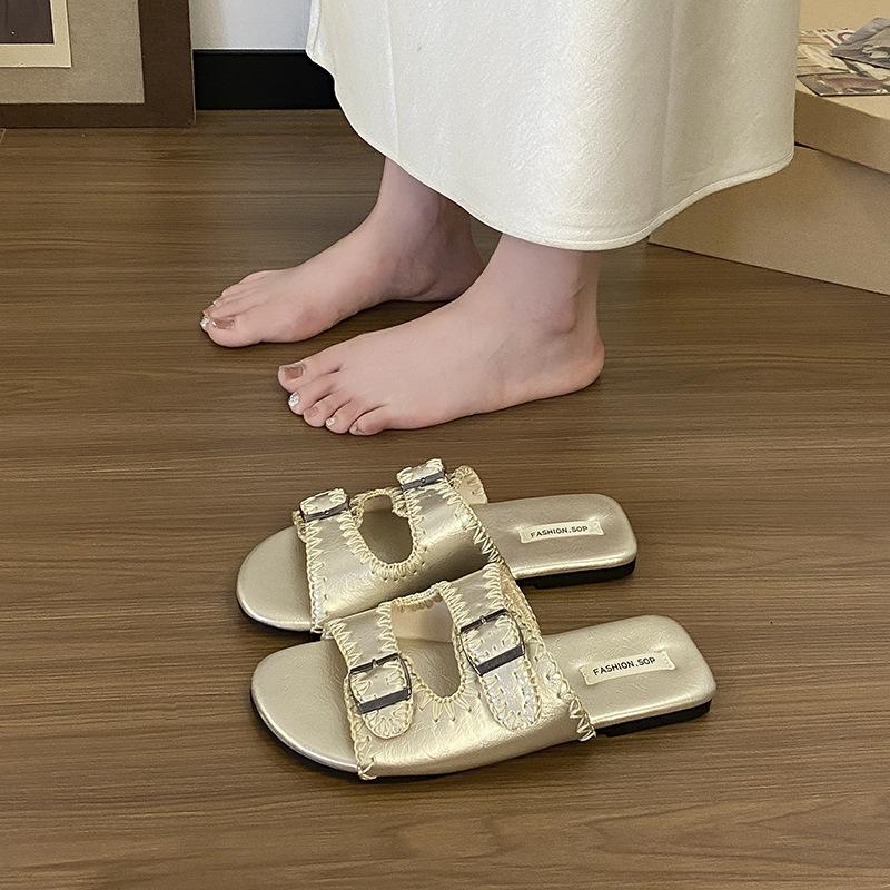 Cool slippers women's new belt buckle wear yellow 2025 outer wear flat-bottomed fashion summer outer beach one-word slippers