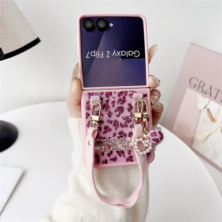 Applicable To Samsung ZFlip7 Folding Leopard Print Plush Mobile Phone Case Love Wrist Strap Lanyard Zflip6/5 Protective Case