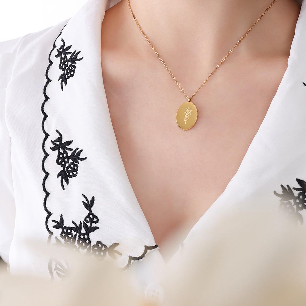 Style Engraved Flower Pendant Titanium Steel Necklace, Retro Fashion Women'S Gold-Plated Non-Fading Necklace Jewelry