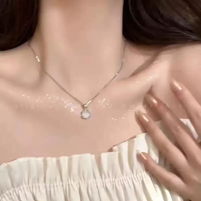 Necklace Female Niche Design High-end Temperament Simple Clavicle Chain Versatile Simple Light Luxury Neck Chain Sweet Powder Crystal