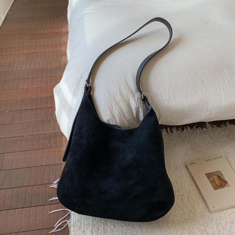 

Корейская версия ins замшевая сумка-тоут большой вместимости 2025 осень новая модная высокоценная сумка под мышку в зарубежном стиле