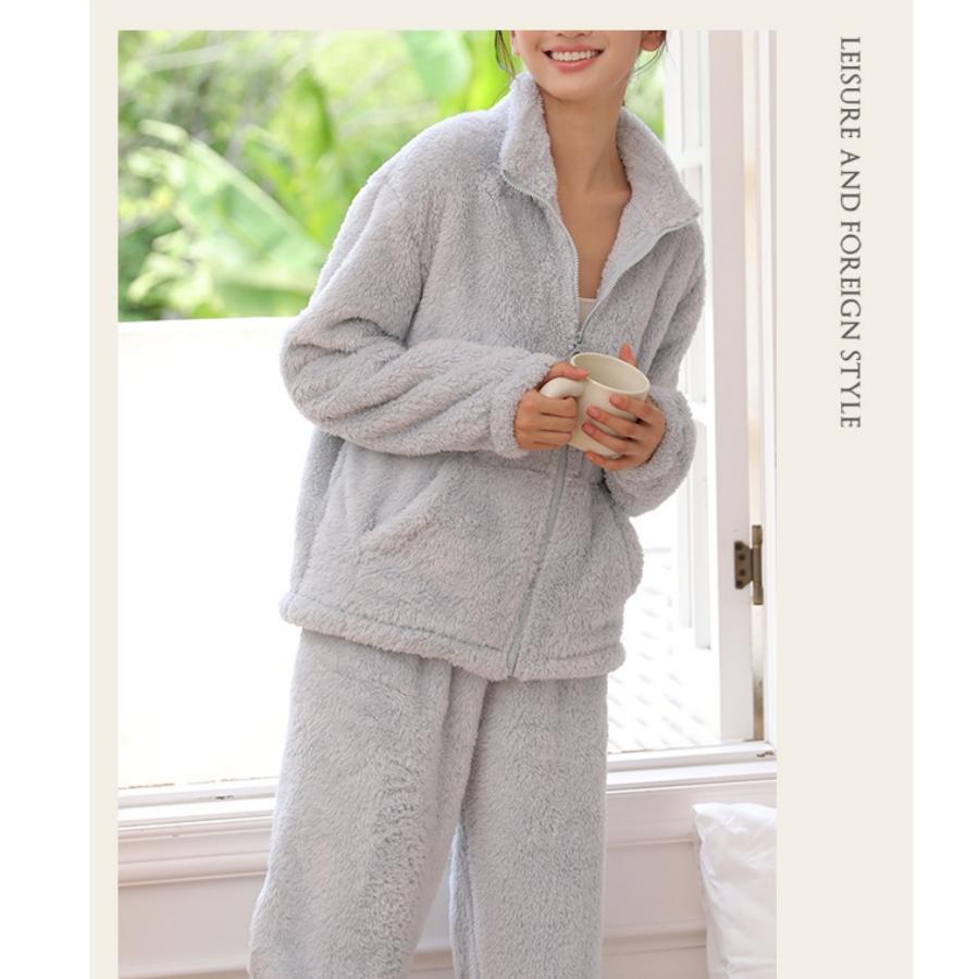 Pár modelů podzimního a zimního společenského oblečení, kardigan na zip lze nosit i mimo pyžamo, oboustranně polstrované teplé společenské oblečení