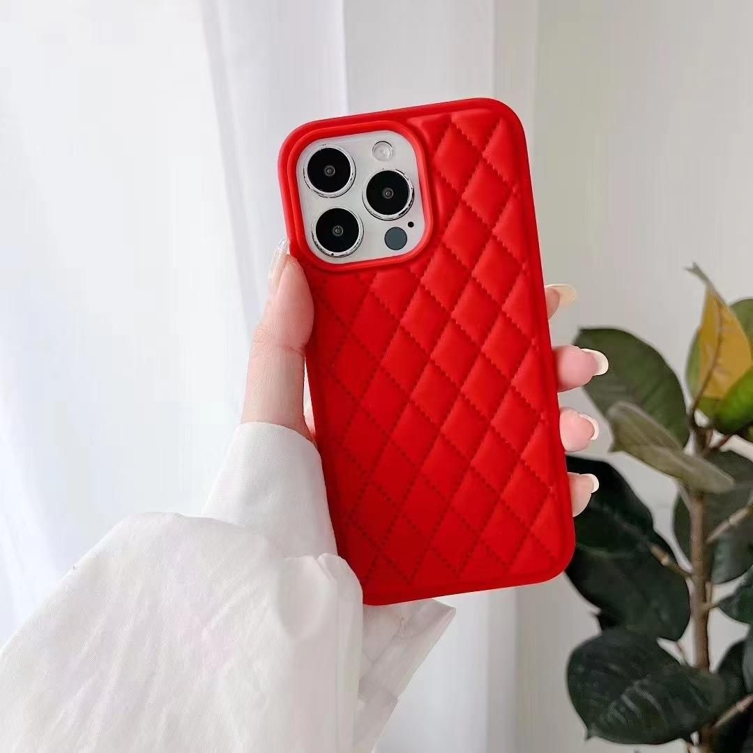 

Простой матовый чехол из ТПУ приятный на ощупь подходит для телефона Apple 15promax. Он полностью покрыт 14 мягкими противоударными чехлами Apple 16Plus красный