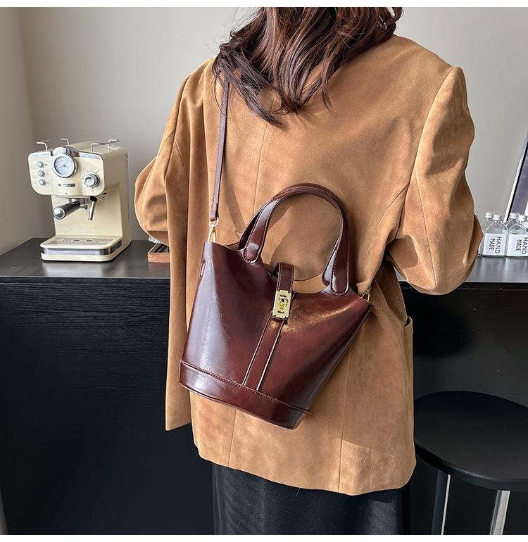 Bags Women's 2025 New Autumn and Winter Models, High-end Retro Large-capacity Commuting To Work, Shoulder Crossbody Bucket Bag
