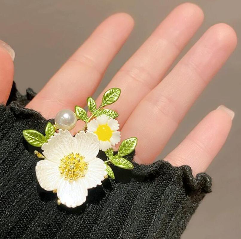 Fashion Plant Floral Chrysanthemum Brooch Elegant Women Enamel Drip Oil Green Leaf Brooches Suit Sweater Pins